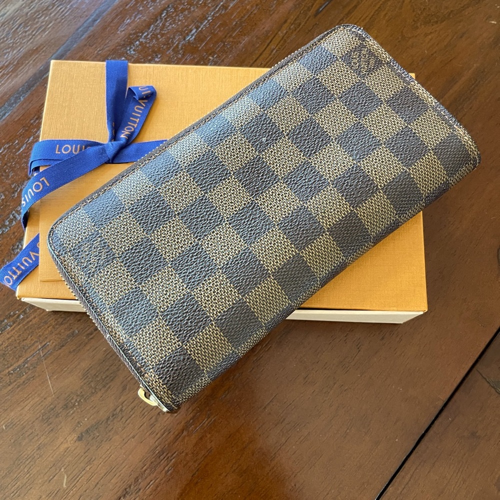 Louis Vuitton Damier Zippy